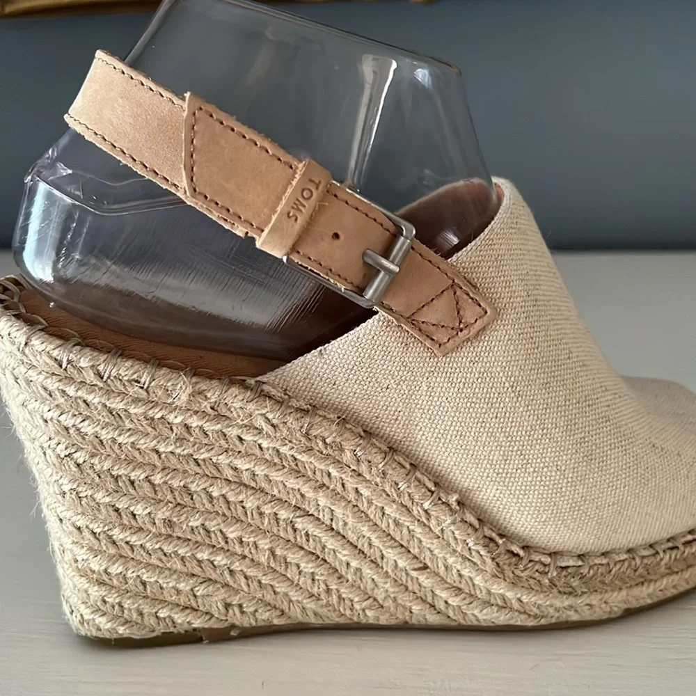 Tom’s Beige Canvas Tan Buckle Strap Raffia Platform Wedge Peep Toe Sandals 8.5